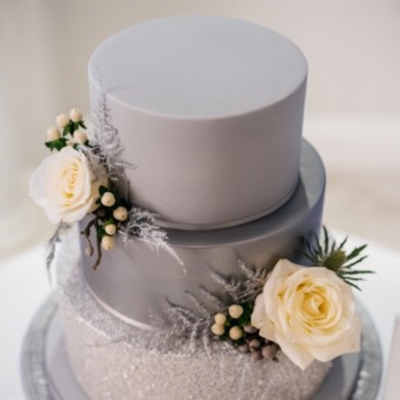 How to incorporate the season into your wedding cake