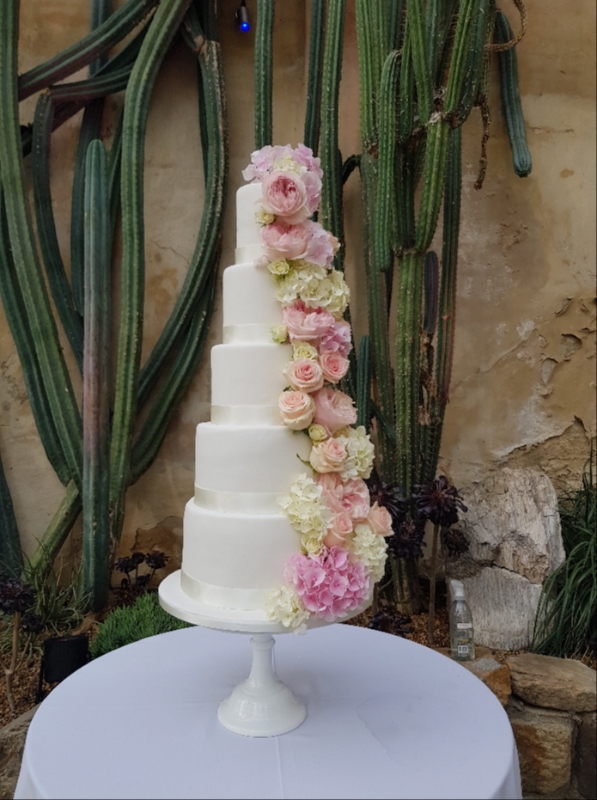 We asked It Cakes how you can incorporate summer into your big-day cake: Image 1