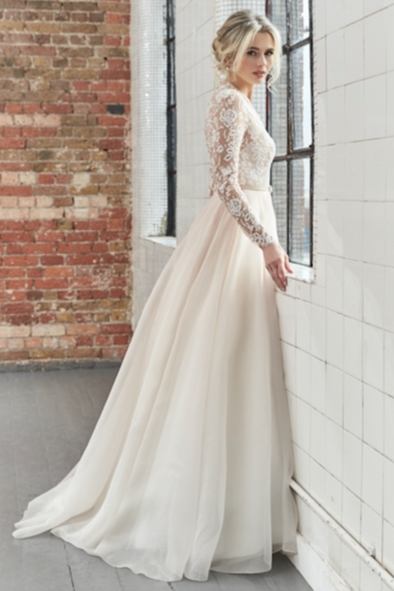 Bridal designer Sassi Holford is offering a 15% discount to NHS staff: Image 1