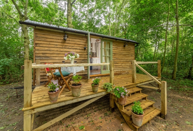 Outside shot of Woodland Retreat Shepherd hut