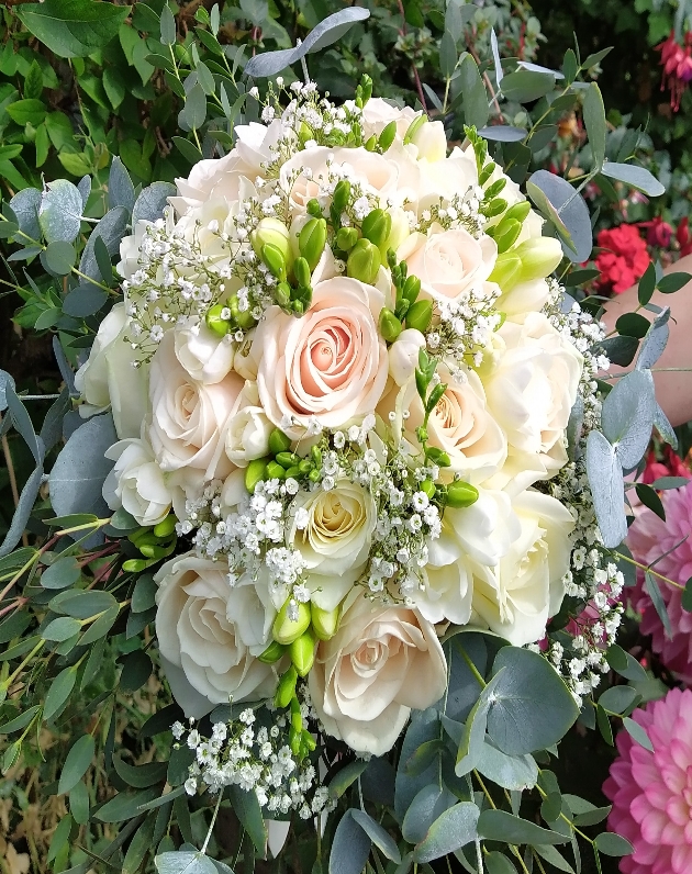 close up of a cream coloured rose bouquet 