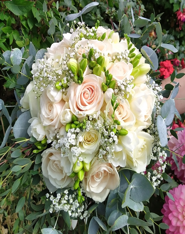close up of a cream coloured rose bouquet