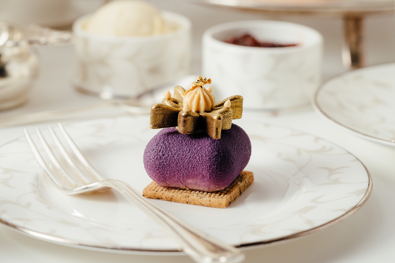 sponge cake in shape of a crown