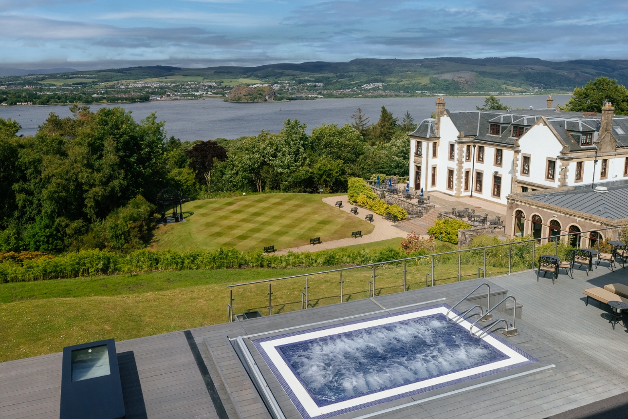 Large manor house by the sea with swimming pool and expansive gardens