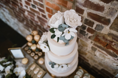 Image 1 from Wedding Cakes by Lisa Broughton